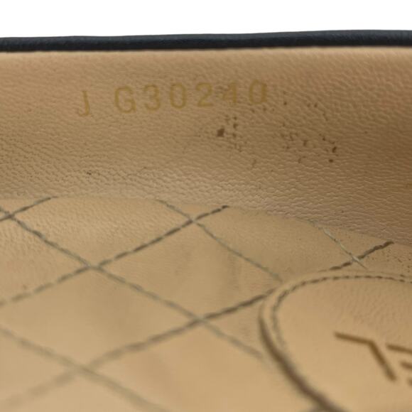 Chanel Cap Toe Leather Pumps CC Interlocking Logo Black Navy Size 39.5 - Picture 13 of 13